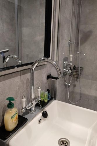 Cosy boutique retreat, courtyard & free parking photo 35