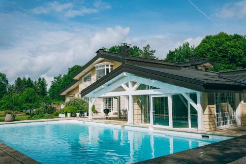 Bazén v ubytování Chalet La Forestière nebo v jeho okolí