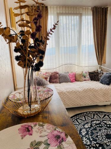 a living room with a couch and a table at Panorama Lupilor in Coleşti