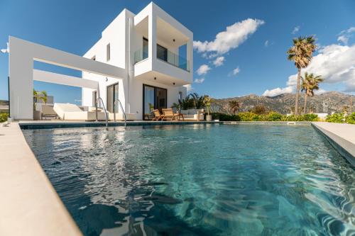 Geo's Luxury Villa - Private Pool - By the beach