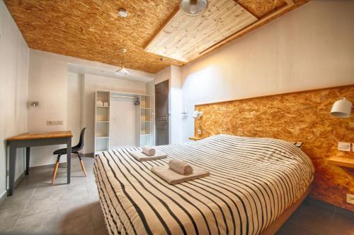 a bedroom with a large bed with towels on it at Grand appartement spacieux au centre de Chambéry, gare à pied in Chambéry