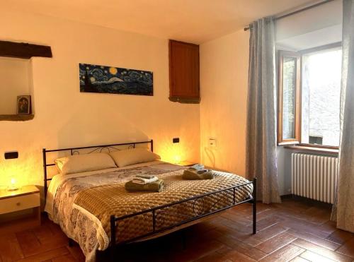 a bedroom with a bed with two towels on it at Al civico 7 Relax a due passi dal lago di Como in Oliveto Lario