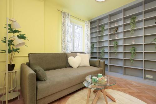 Cozy Apartment with Place for Remote Work Close to the City Center by Noclegi Renters