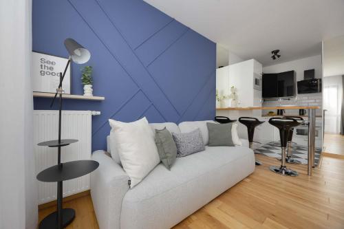 Stylish One Bedroom Apartment in Warsaw with Parking by Noclegi Renters