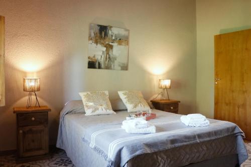 a bedroom with a bed with towels on it at El Rancho , casa de huéspedes in Tupungato