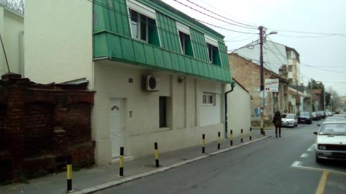 una strada con un edificio sul lato della strada di Hostel Jellostone a Belgrado
