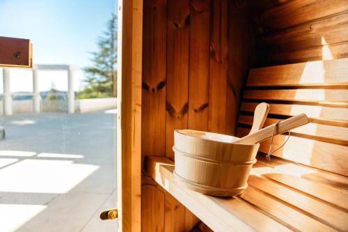 a mortar and pestle sitting on a counter in a sauna at Casa Blanca in Dosríus