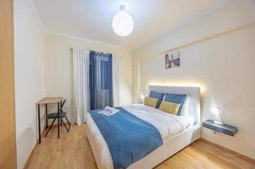 a bedroom with a bed and a desk in it at T4 Espaçoso Perto da Praia e Aeroporto in Machico