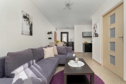Cozy Apartment Near the Sea and Downtown by Noclegi Renters