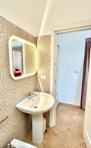 a bathroom with a sink and a mirror at Almarea Corallo - villa a 300m dalla spiaggia con parcheggio - Polignano a Mare in Polignano a Mare