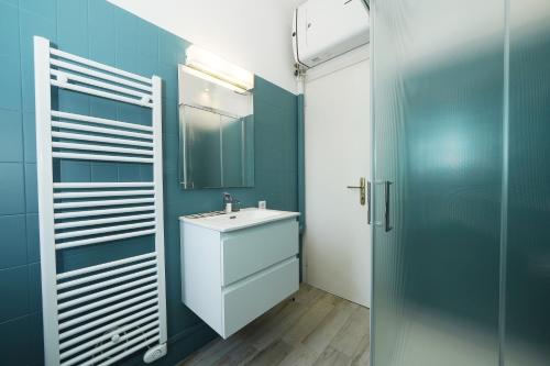 a bathroom with a sink and a mirror at Appartamenti Pratone in Garda