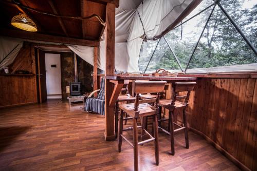 a room with a table and chairs in a tent at Estación Benedicto in Manzanar