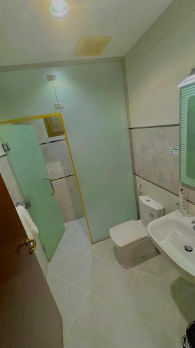 a bathroom with a toilet and a sink at حياه الأصيل للشقق الفندقية in Jeddah