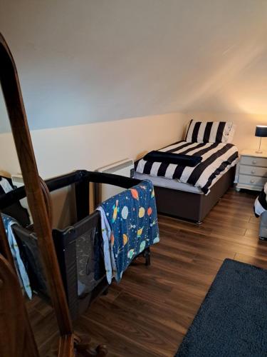 ein Schlafzimmer mit einem Etagenbett und einem Kinderbett in der Unterkunft Conagh View in Gorey