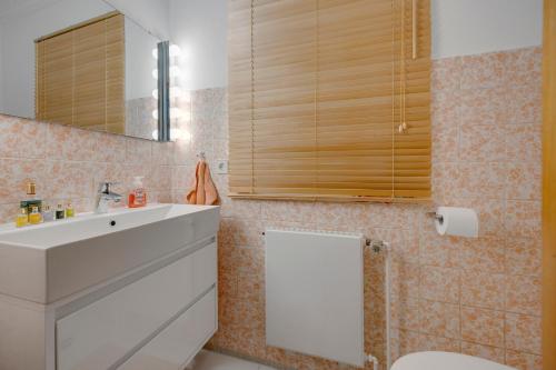 a bathroom with a white sink and a toilet at Stilvoller Bauhaus Bungalow mit Sauna in Lüneburger Heide für 8 Gäste in Wohlendorf