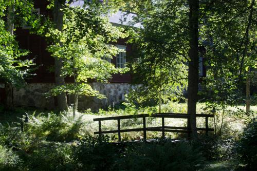 a bench sitting in the middle of a garden at Kirjakkalan Ruukkikylä in Teijo