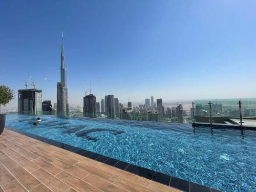 Luxurious 2 BR Apatment in Paramount Midtown, Prime Location