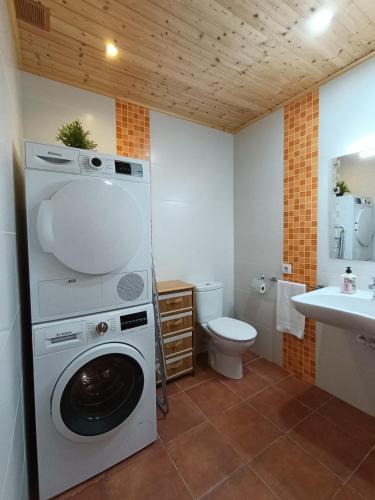 a bathroom with a washing machine and a toilet at Habitación independiente II en Casa Rural Javier in Valmuel