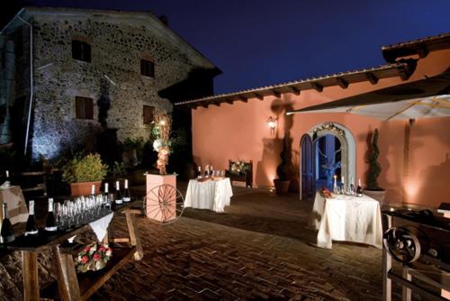 een locatie met twee tafels voor een gebouw bij Agriturismo Monte Due Torri in Genzano di Roma