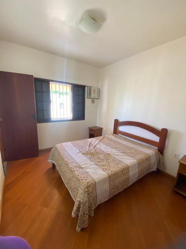 a bedroom with a bed in a room at Refugio Paraiso in Arraial do Cabo