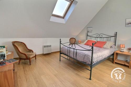 A bed or beds in a room at Houat