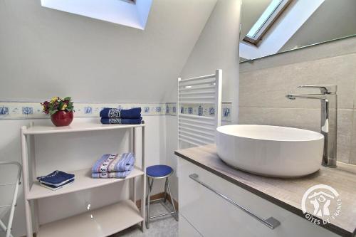 A bathroom at Houat
