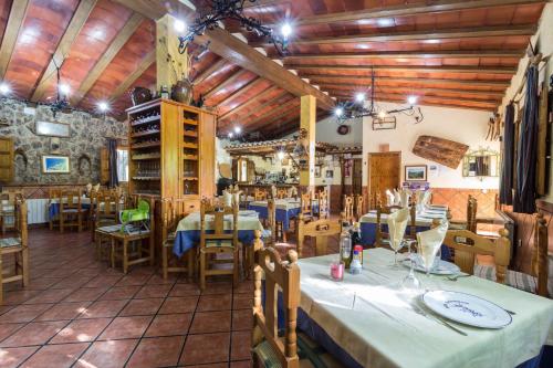 un restaurante con mesas y sillas en una habitación en Casas Rurales Los Enebros Nerpio, en Nerpio