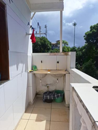 a small balcony with a sink on a roof at Silsol in Itacaré