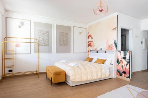 ein weißes Schlafzimmer mit einem Bett und einem Stuhl in der Unterkunft Green Lodge in Marco Simone