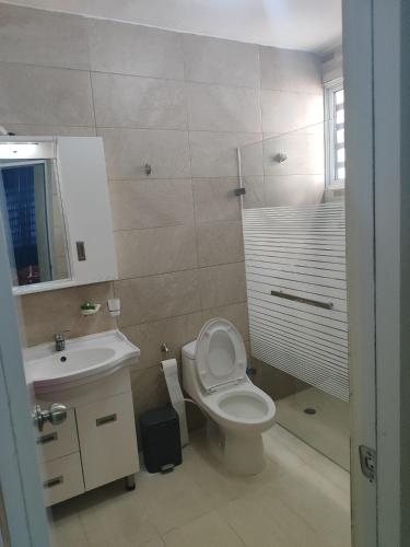 a bathroom with a toilet and a sink at Casa Nury in Santo Domingo