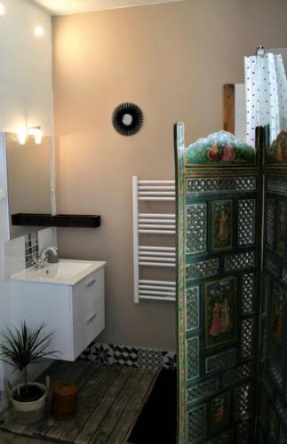 a bathroom with a sink and a mirror at Les Petites Mirabelles - À 9mn du ZooParc de Beauval - Gare à 200m - Route des Châteaux de la Loire in Noyers-sur-Cher