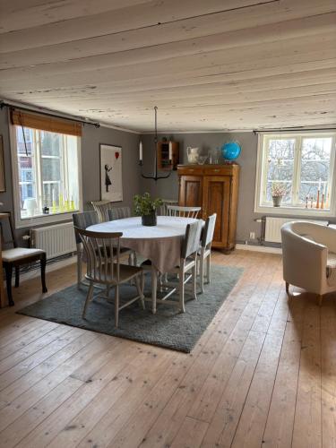 a dining room with a table and chairs at Torpidyll nära sjö in Vetlanda