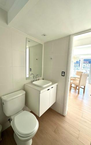 a white bathroom with a toilet and a sink at Apart Exclusivo a Estrenar - Tu Base Perfecta in El Calafate