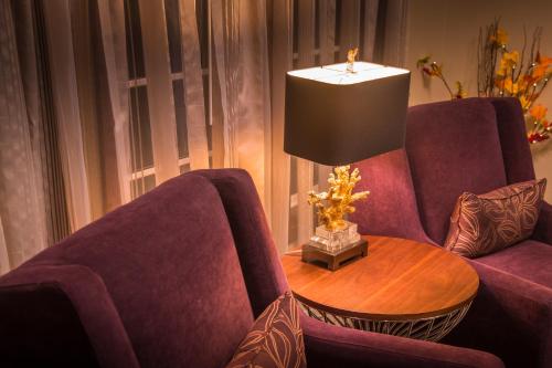 a living room with two purple chairs and a table at Inn at Nye Beach in Newport