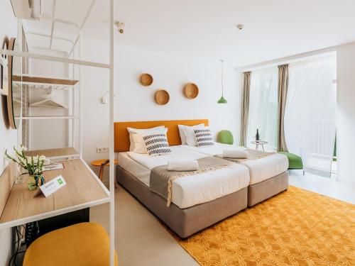 ibis Styles Golden Sands Roomer Hotel — Bedroom