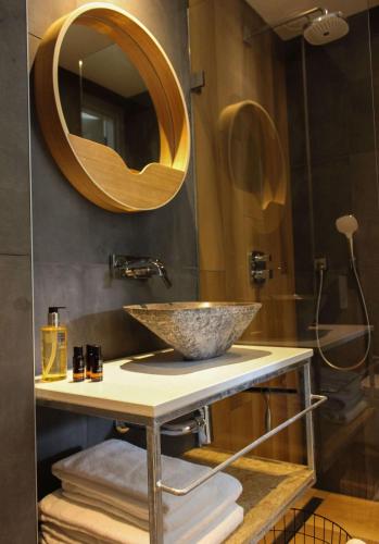 a bathroom with a bowl sink and a mirror at Boutique Hotel Nieuw Uilenburg in Den Bosch