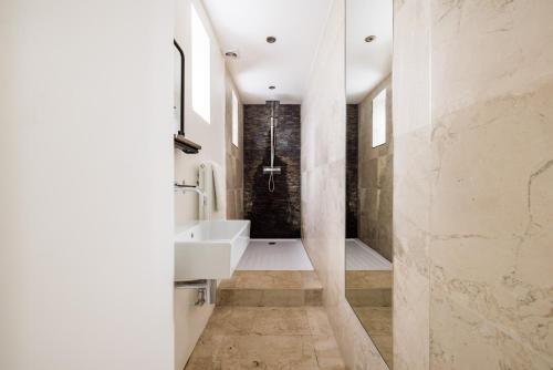 a bathroom with a sink and a shower at Exceptional 2 Bed Flat near Dulwich Park in London