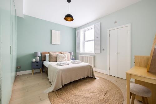 a bedroom with a bed and a window at Exceptional 2 Bed Flat near Dulwich Park in London