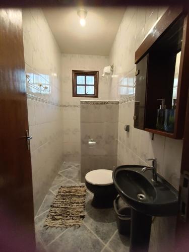 a bathroom with a sink and a toilet at Casa de Campo Terra da Paz in Itatiba