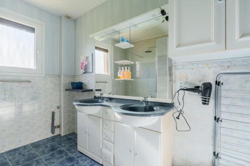 a bathroom with a sink and a shower at La Clairière de Dogneville - proche Epinal in Dogneville