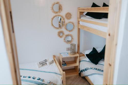 una stanza con due letti a castello e uno specchio di Anza Surf Experience Hostel ad Agadir