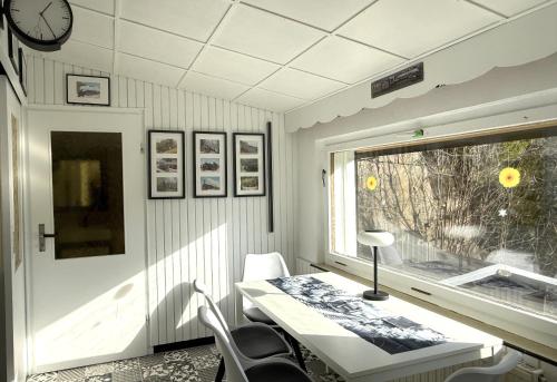 a room with a table and chairs and a window at Waldhaus zur Kleinbahn in Glashütte