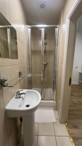 a bathroom with a sink and a shower at Sangha Hall - Private Ensuite Rooms with Shared Kitchen in Leicester