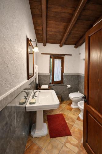 ein Badezimmer mit Waschbecken und Toilette in der Unterkunft Crapa Licca in Ventimiglia di Sicilia