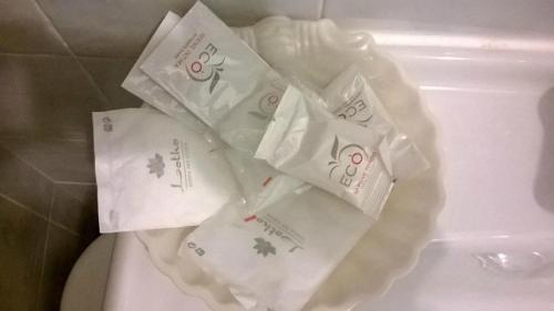 Drei Tüten Toilettenpapier liegen auf einer Toilette. in der Unterkunft Villa Dante BB via Catania162 in Messina