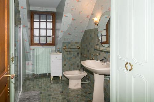 a bathroom with a sink and a toilet at La maison du pont du gué in Bourgueil