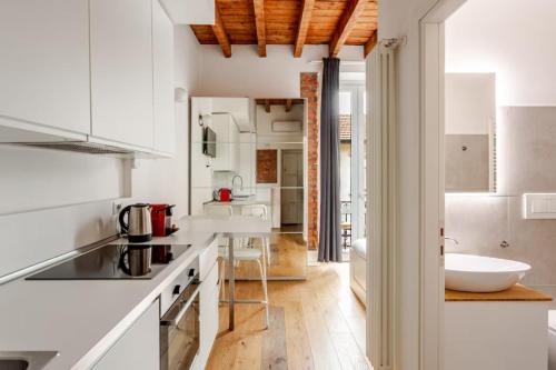 Elegant Oasis 10 min Central Station with Balcony e WIFI near M1 Rovereto