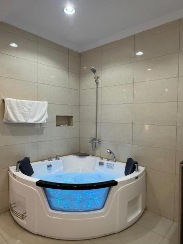 a bathroom with a bath tub in a room at مؤسسة مطلة الورد Matallat Alward Est in Taif