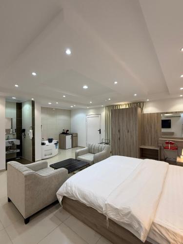 a large bedroom with a large bed and a living room at مؤسسة مطلة الورد Matallat Alward Est in Taif