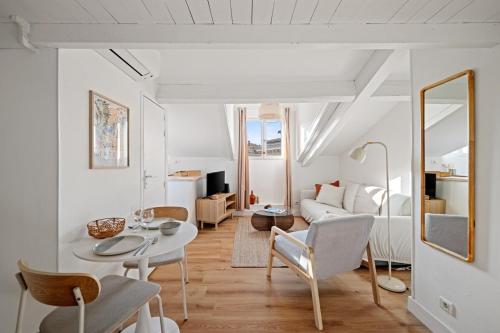Charming & Bright Cozy Retreat on Nice Port